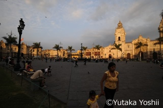 首都リマの旧市街アルマス広場