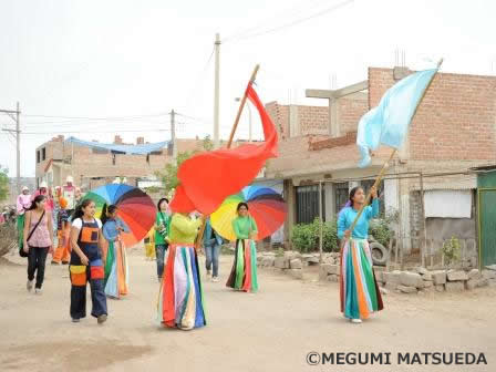 写真[1] 街を練り歩く「パサカジェ」につられて近所の子供が集まります。